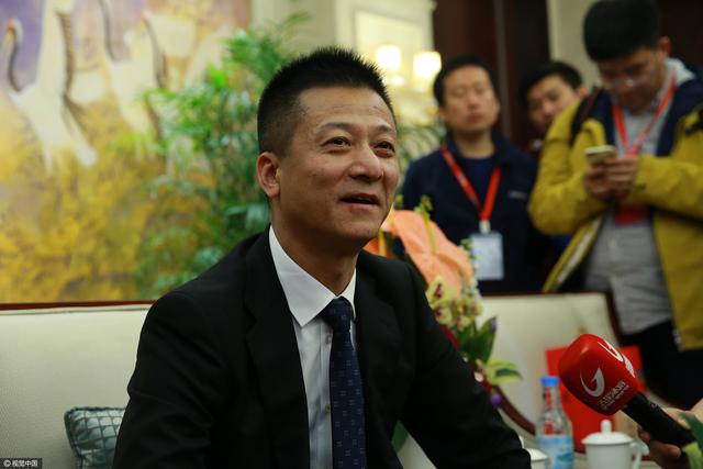 就在他们的关系即将更进一步之时，“不安分”的巴斯蒂安却又来“整活儿”，打算借着与凯特携手入围格莱美来挽回旧情